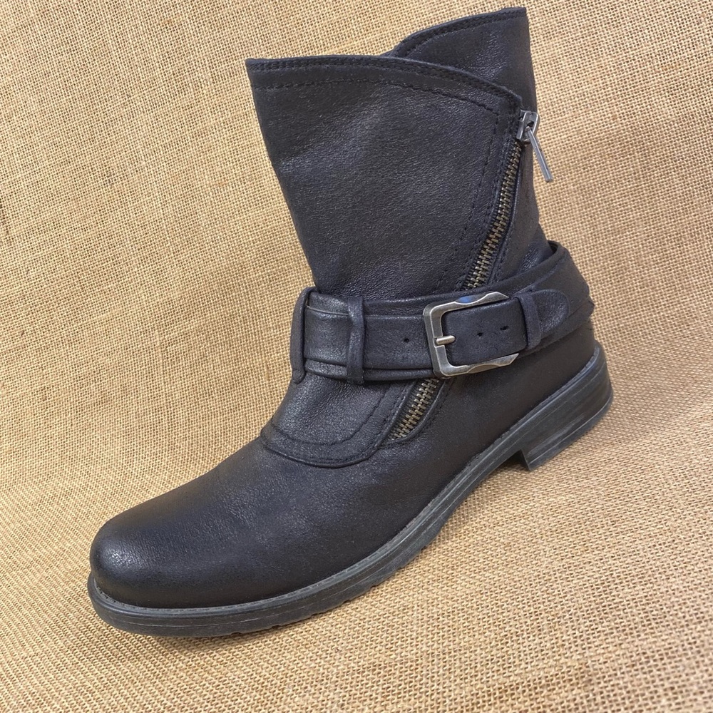 Bear Trap Boots Black  Buckle Side Zip
Women's Size 7